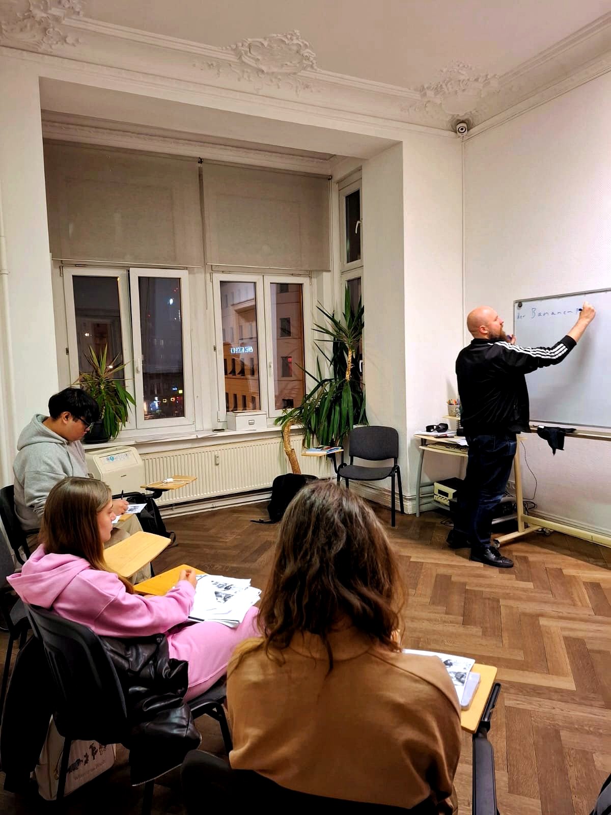 Teacher at the board during a lesson at DAS Akademie Berlin